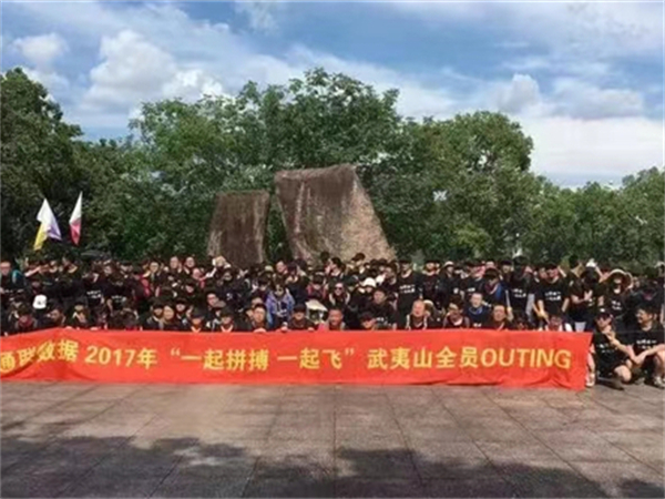 西安导游怎么找工作的 你好,我没有导游证但是想做导游,应该在哪找工作呢